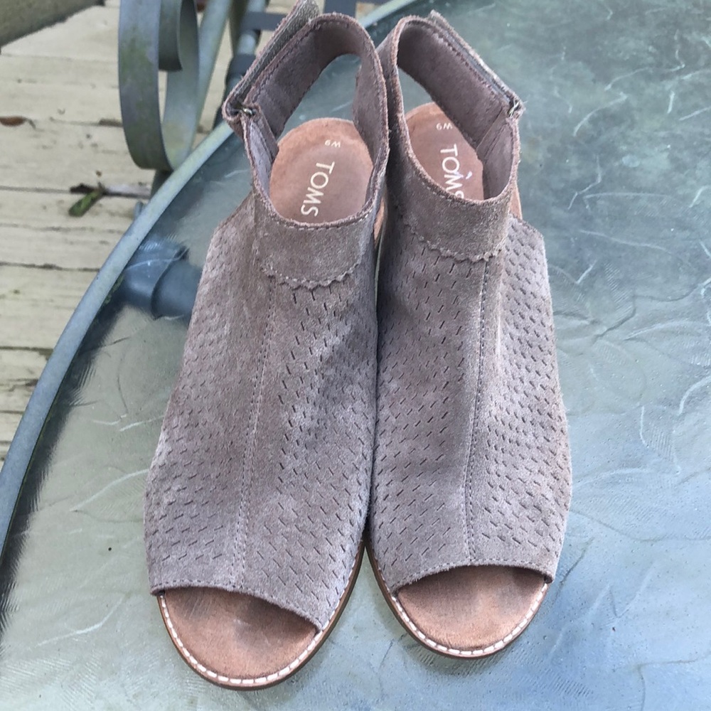 Women’s TOMS tan heeled Sandals size 9.